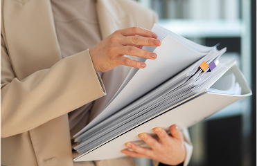 femme tenant des documents